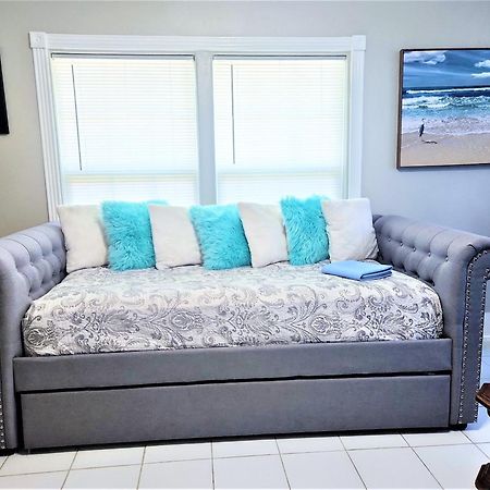 גלווסטון Casaazul-2605A-Couples Retreat By Beach & Pleasure Pier 1 Block Away- 2Bed 2Bath- 7 Minutes To Cruise Terminal מראה חיצוני תמונה
